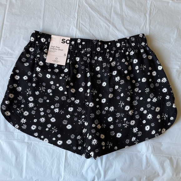 SO Black and White Floral High Rise Shorts - Picture 2 of 4